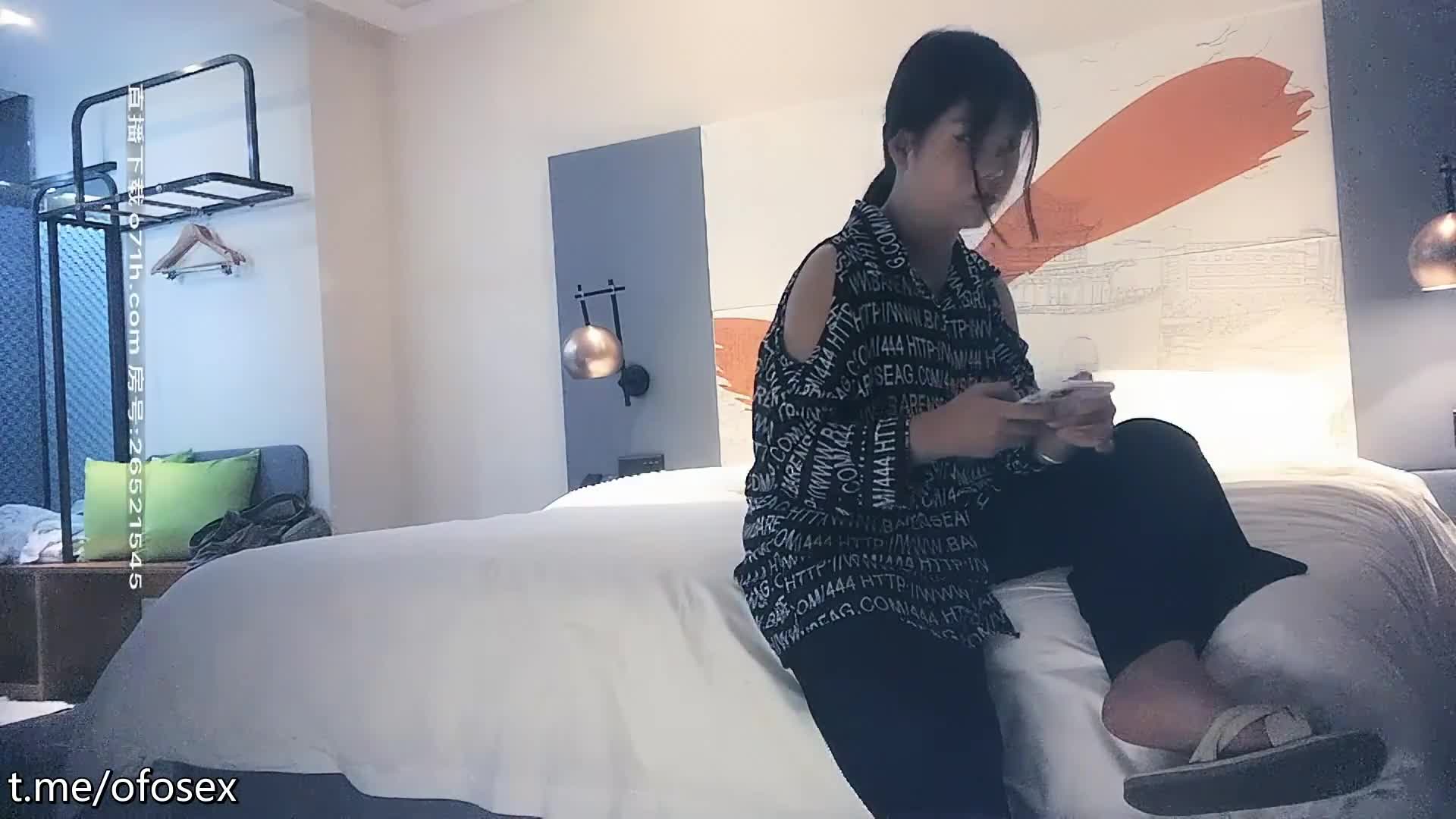 最近追求原生态00后，找了几个小嫩妹，挑中个乖巧听话，水多穴紧听话任意玩绿帽人妻