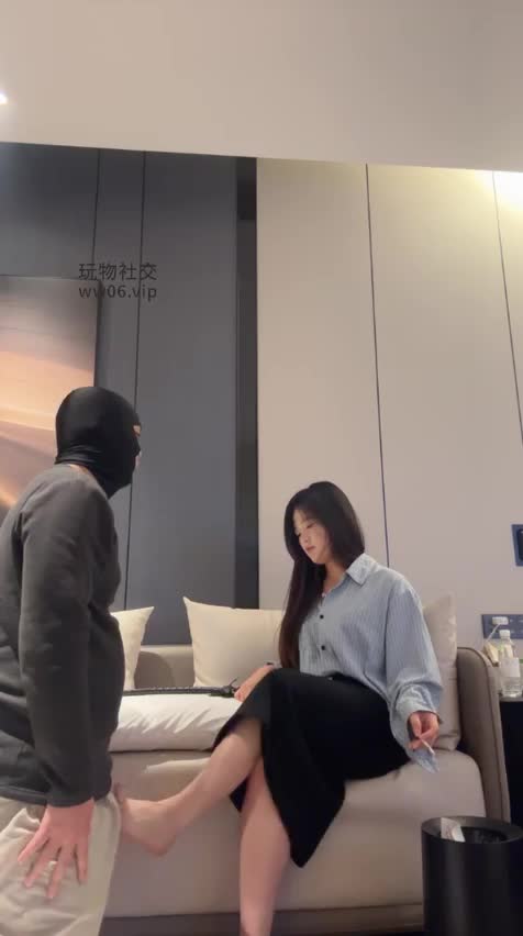 2048.hk@子熙TJ：直接黄金圣水舔脚耳光全体重踩脸留下脚印2024-12-28