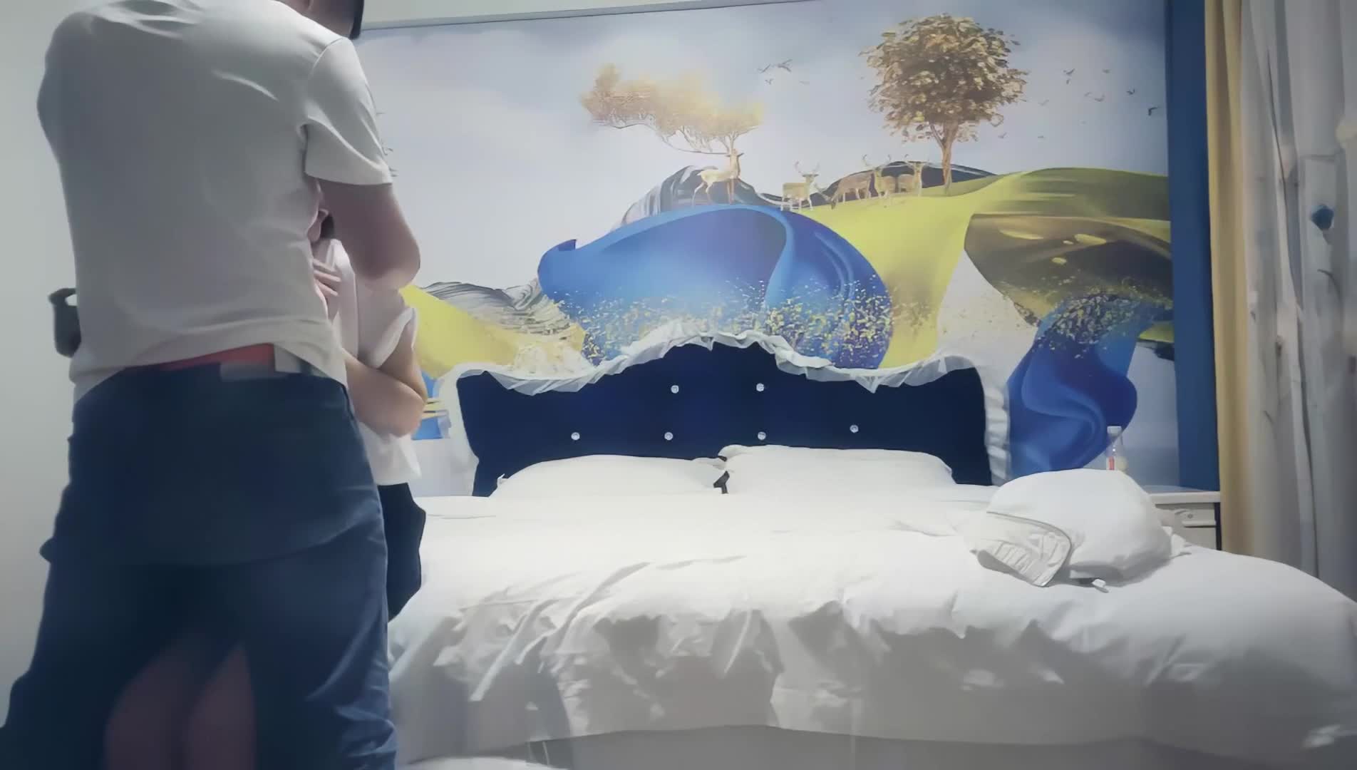 【探花精选】笑起来甜美短裙妹子，舌吻舔奶调情坐身上摸逼，镜头前蹲着深喉口交，抬起双腿抽插猛操免费开车机器人