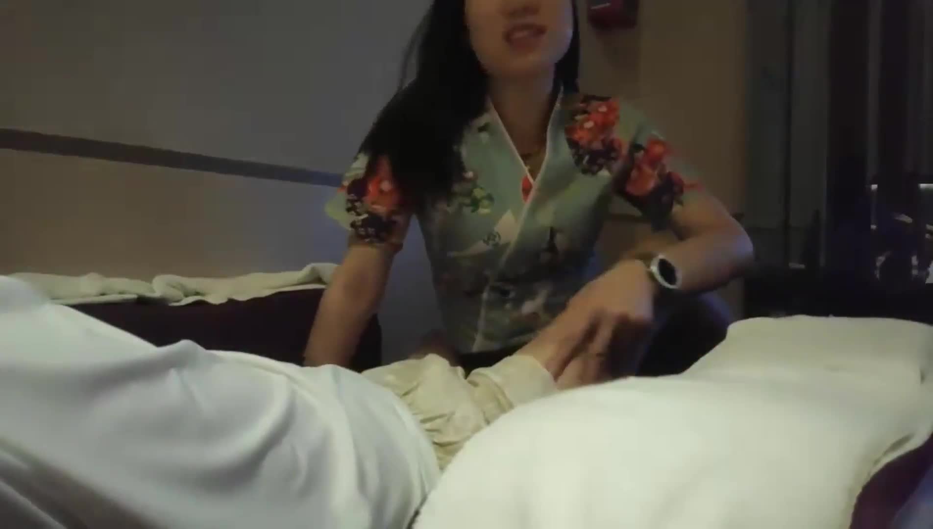 勾搭足浴女技师全程拍摄，带回房间开操特写口交，性感身材站立后入，上位骑乘大力猛操免费开车机器人