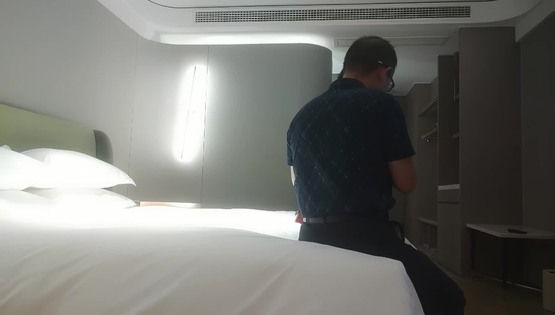 【探花精选】178长腿车模，疫情缺钱下海兼职，温柔妩媚真女神，后入啪啪乳浪翻滚，精彩佳作探花会所