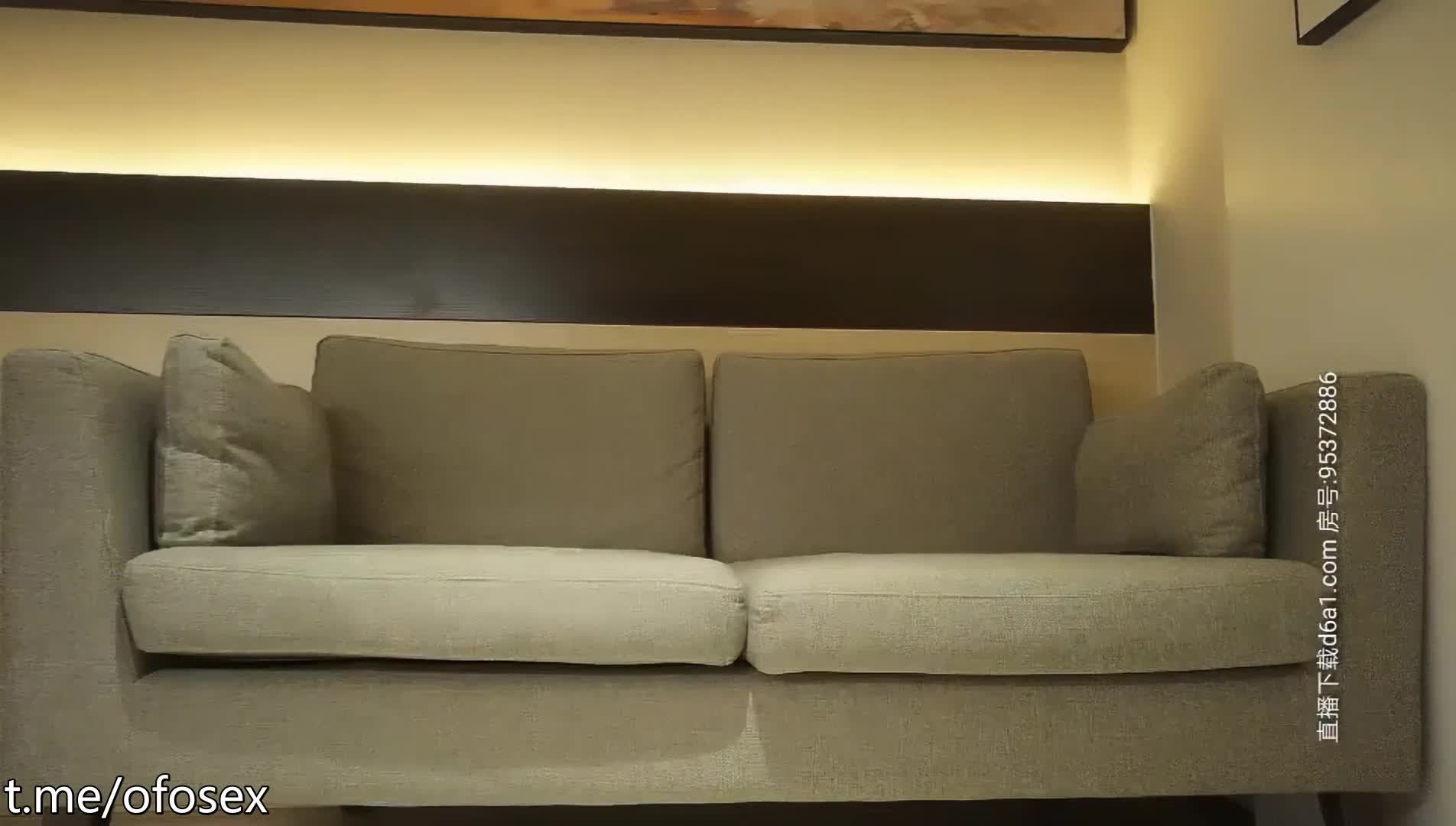 第二场苗条妹子沙发舌吻调情，坐在身上张开双腿摸逼，上位骑乘侧入猛操呻吟娇喘消息提取器