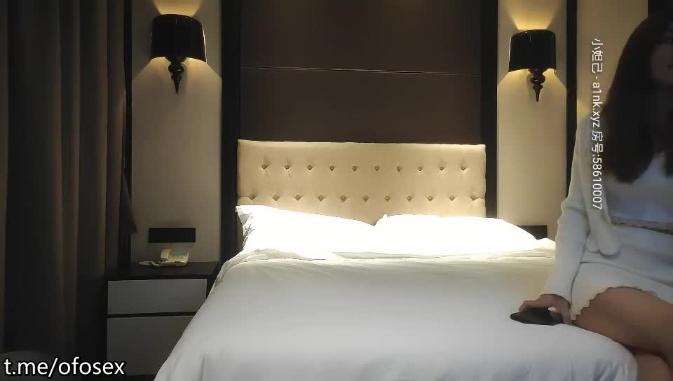 高端外围女神，苗条美乳好身材，后入炮架子干爽她，