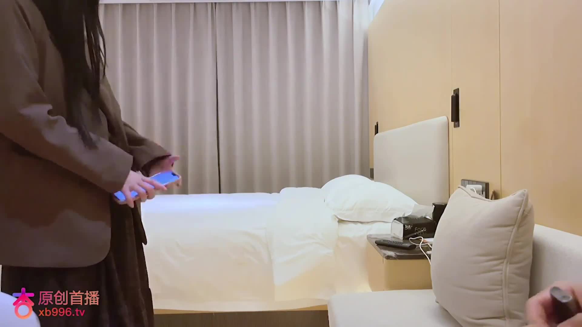 【#杏吧鸠摩智 14】 探花大神3000约了个刚满18岁的小女孩，非常嫩，刚来还有点害羞，后面操得受不了镜头前按着口交NTR绿帽淫妻