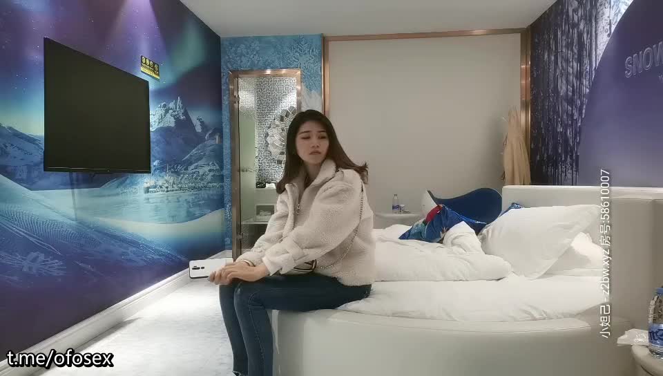 平安夜主题酒店约战高颜值牛仔裤外围美女 小妞够骚太子哥抽插操的很尽兴NTR绿帽淫妻