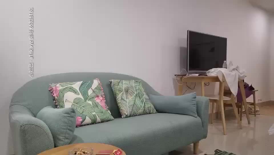 气质很好高端颜值外围美腿小姐姐，衬衣吊带小背心，按摩舔背先服务，拉着手后入操的互相急促，中场休息再继续第二炮SM虐待