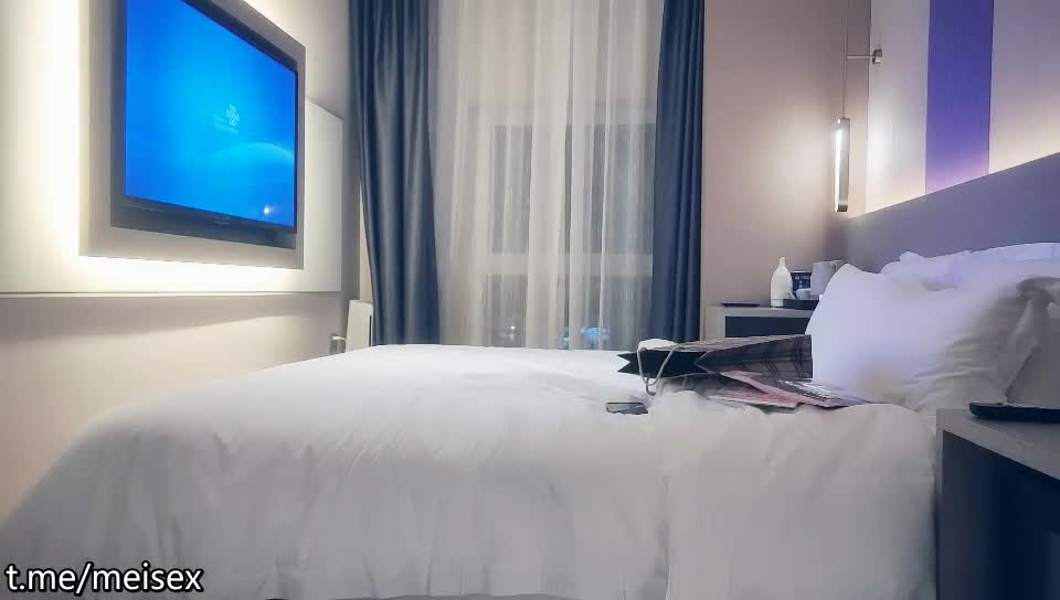 大长腿网红妹，花臂纹身腰细胸大，你的JB好大啊骑乘抱着猛操，扶着小腰打桩机快速进出酒店偷拍