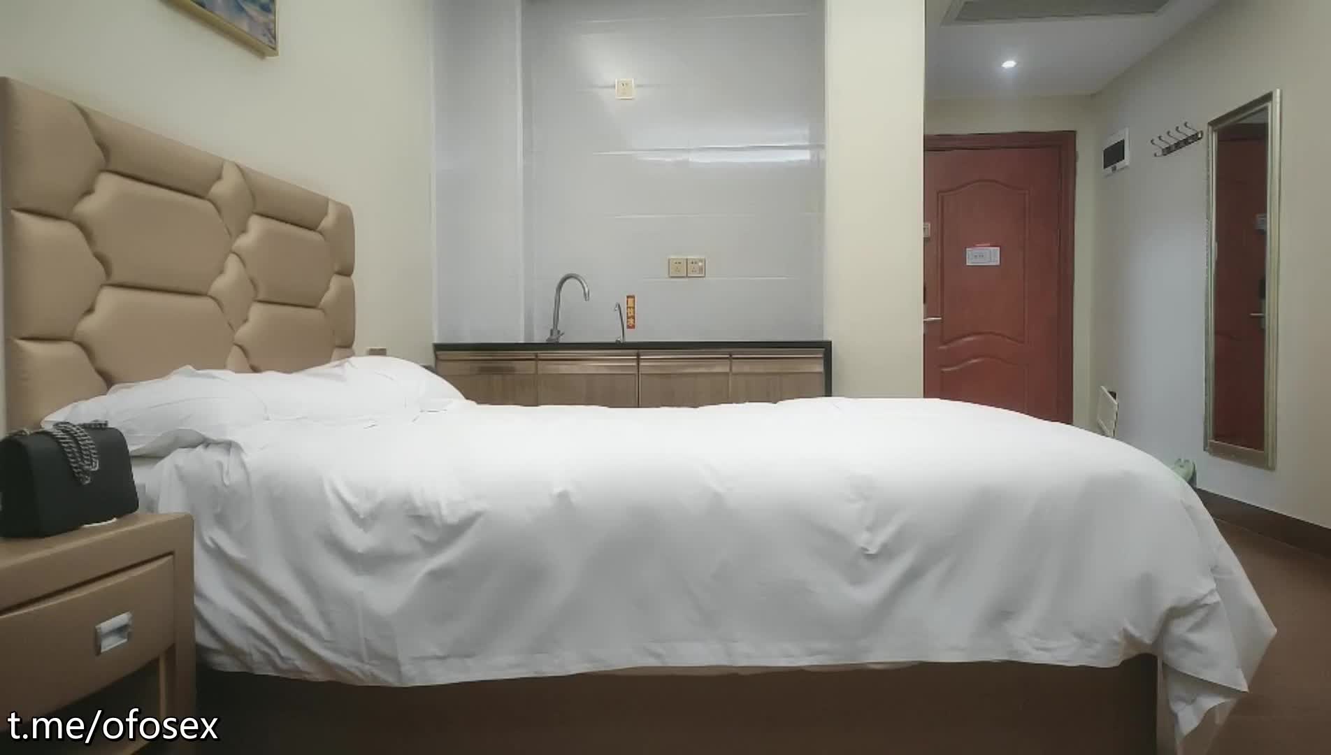 【小马寻花】今晚车模兼职，3K一次，开放式厨房的疯狂大胆后入，婀娜多姿的胴体，反差学生福利