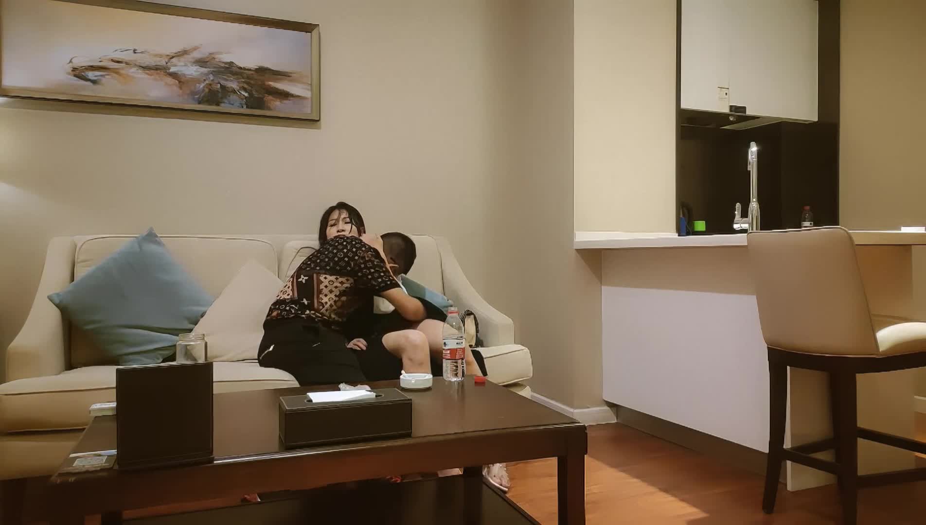 【探花精选】奶茶店兼职小姐姐，超清4K设备偷拍，泡良达人舌功了得，卖力舔操给她难忘的一夜激情一夜情小姐姐