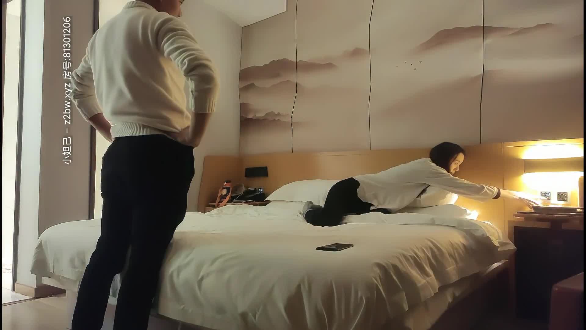 【探花精选】长着非常清纯的脸，却有花臂纹身，苗条纤细身材身经百战很耐操免费开车机器人