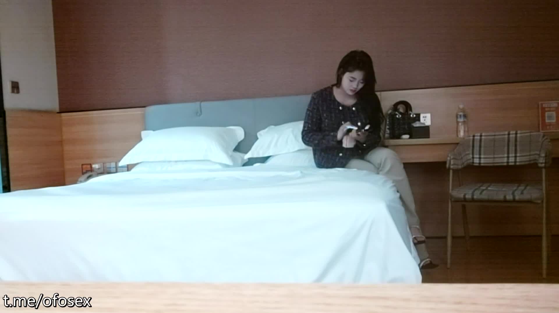 气质超棒外围美女，推倒直接开操，美腿肩上扛，骑乘位暴操美臀，娇喘呻吟诱惑