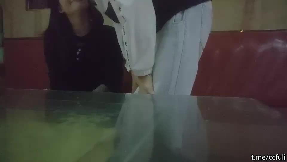 花臂纹身骚御姐，唱唱歌骑在身上各种摸，抬起双腿沙发上爆操反差学生福利