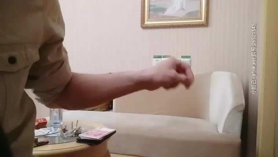 清纯系甜美兼职学生妹制服短裙激情爆草，舔弄深喉大屌口技一流，扶着细腰后入深插，屌太大操的妹子直叫，表情很痛苦探花精选