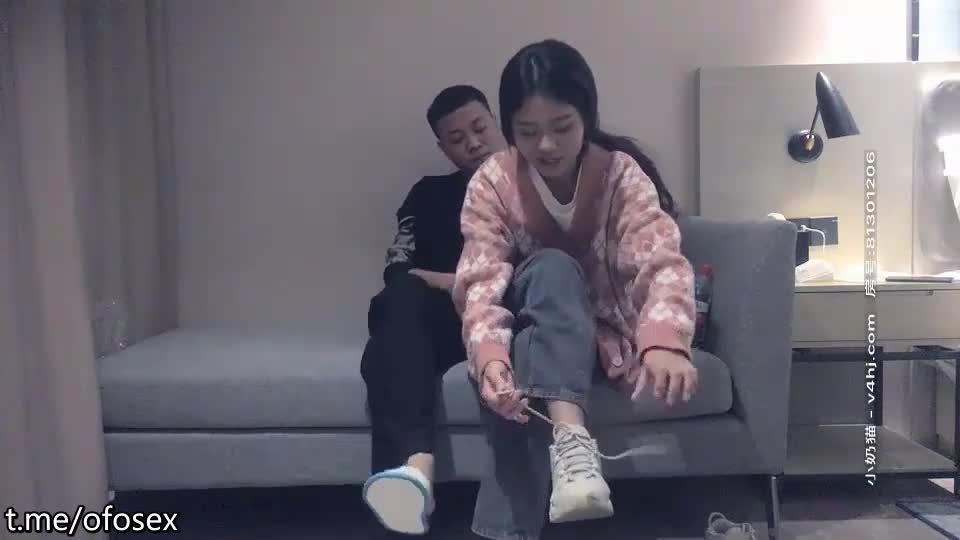 牛仔裤苗条妹子，揉奶摸逼近距离拍摄口交舔逼猛操泰国人妖