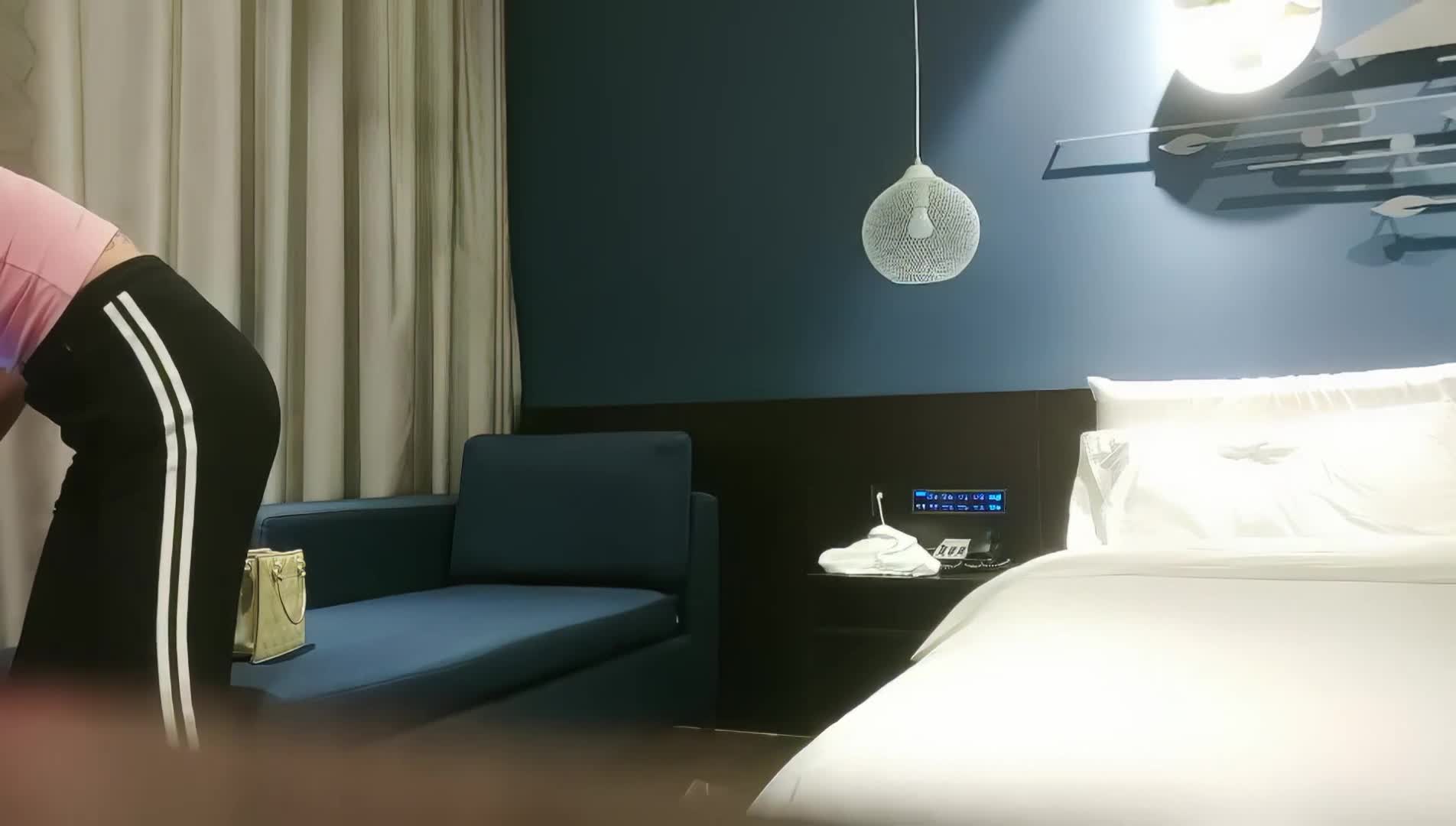 【#探花精选】25岁大长腿小少妇，深夜来相会，C罩杯，床边啪啪，乳浪翻滚浪叫震天，精彩劲爆探花精选