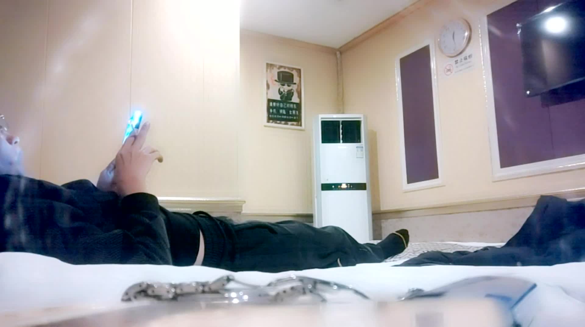 会所找女技师，点了两个玩双飞，双女乳推一起舔，前面操后面推屁股，场面很是淫荡绿帽人妻