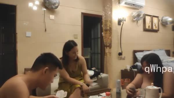 大奶美女双飞全自动搬运机器人