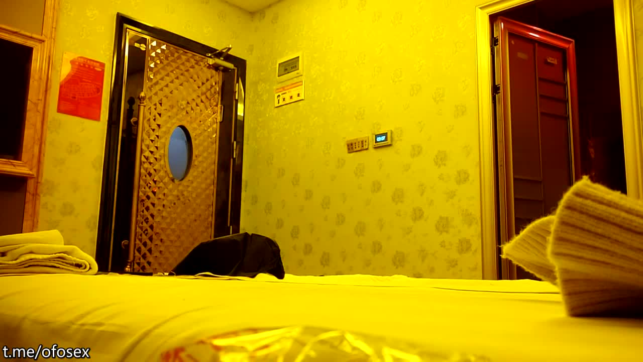 漂亮女技师，性格也超好，按摩舔背乳推，撩起裙子后入探花精选