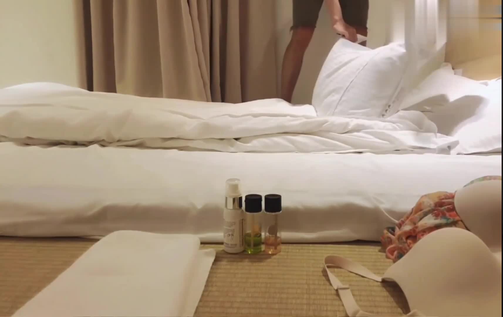 按摩店露出按摩师忍不住后入