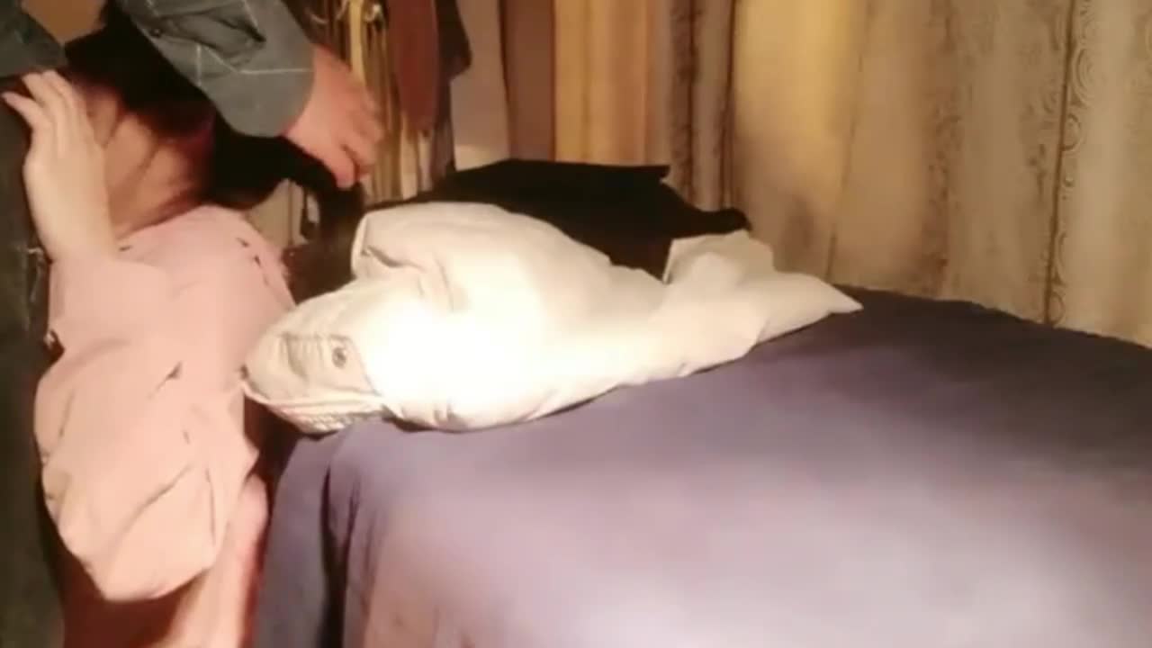 【女子按摩SPA】徒弟过来按摩床上啪啪，口交扣逼侧入抽插呻吟娇踹大黑逼极其诱人