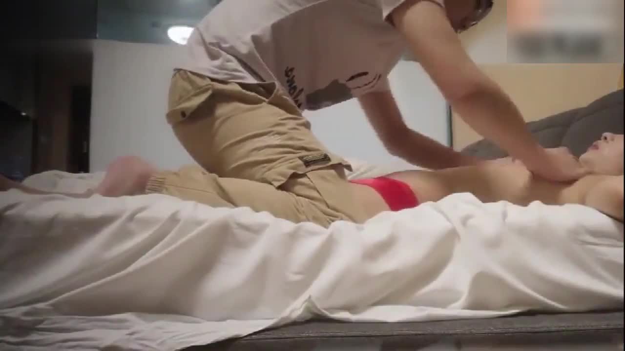 真实反差婊眼镜人妻养生按摩，按的很爽求操