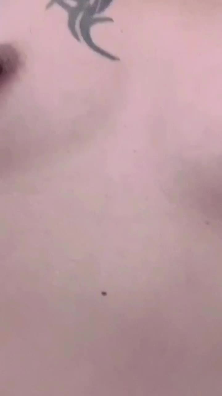 #重庆母子 #对白淫荡 #真实剧情【海角精选】内容：我先给大家交待一下情况，我今年18，大学在重庆就读，现在休学一年，一直以来受恋母网文的影响，一直想着操自己的妈妈。我妈妈今年38岁，生了我和弟弟，妈妈开了一间夜宵烧烤店，生意非常好，所以每天工作到很晚，有时天亮才能收摊回家睡觉。正常都是后半夜才能回家。我爸自己开公司，但生意不好，连续几年都亏损，听他说目前已经欠贷款一百多W了，生活压力山大。但应酬多多经常夜不归宿，另外听说我爸包养了个小情人，我不知道他都穷得叮当作响了，怎么还有小姐姐喜欢他另外我们一家还有