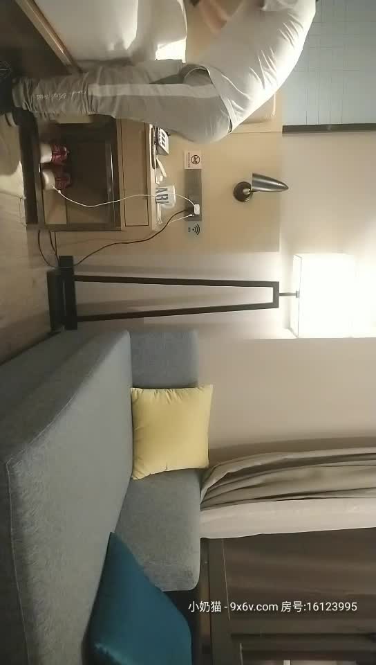 2020.11.6【太子极品探花】鸭哥上场约战高端外围，清纯邻家美女，白嫩温柔沙发抠穴，花式啪啪猛男体力强悍