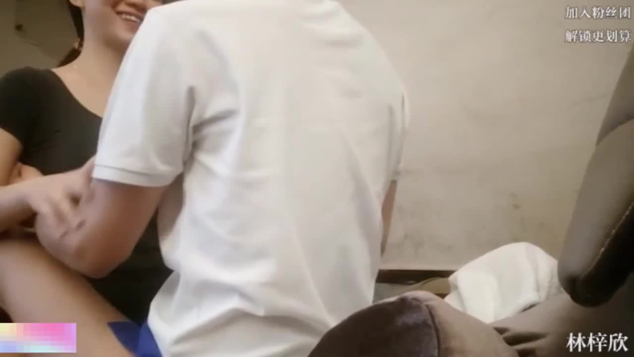 按摩店极品尤物技师，看大神勾搭摸奶撸管