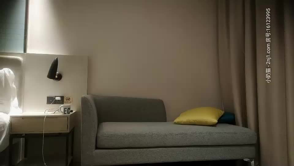 太子探花极品鸭哥代班约了个黑裙少妇，穿上情趣装沙发上骑坐后入猛操