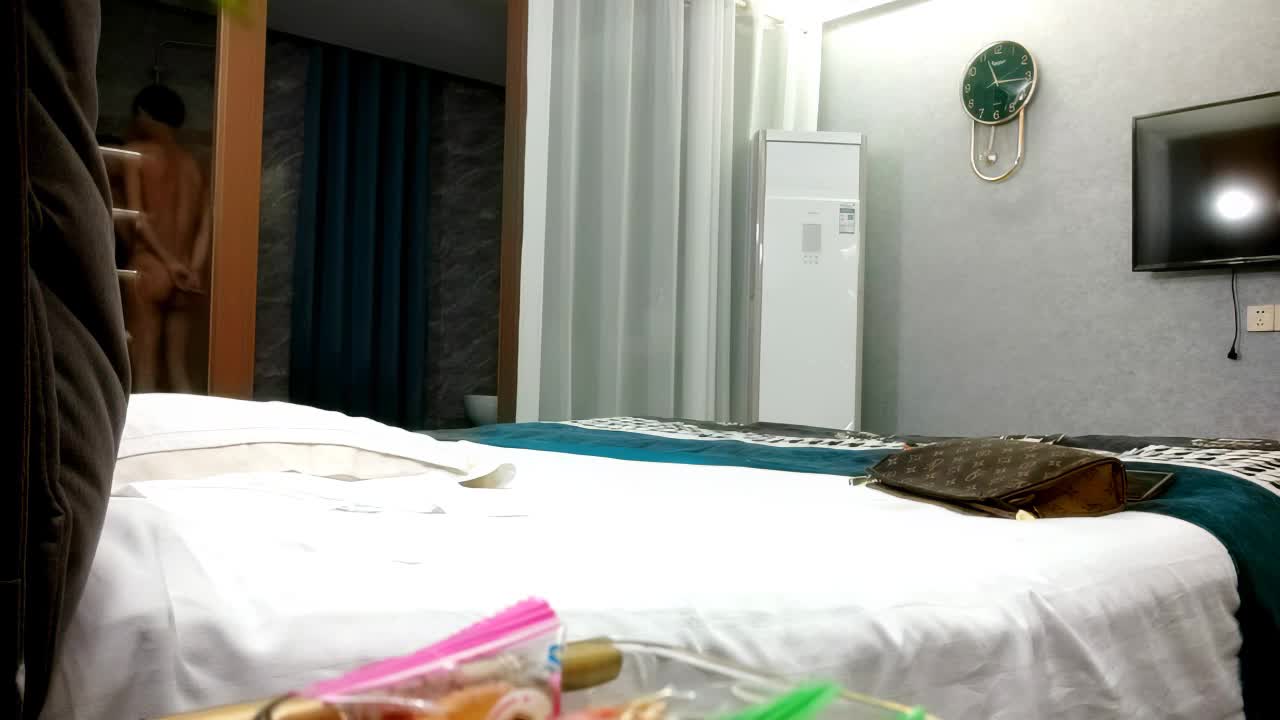 #按摩 #偷拍 #会所顶级尤物爆乳女技师，颜值身材多在线，难得一遇，服务周到，舔背毒龙转，撕开丝袜后入