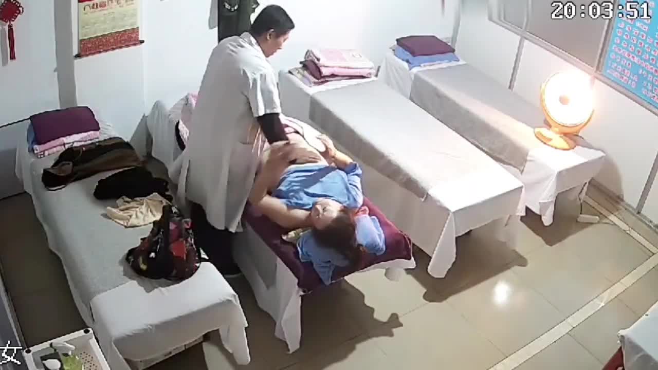 熟女骗丈夫去按摩却享受，猥琐老中医忍受不住！