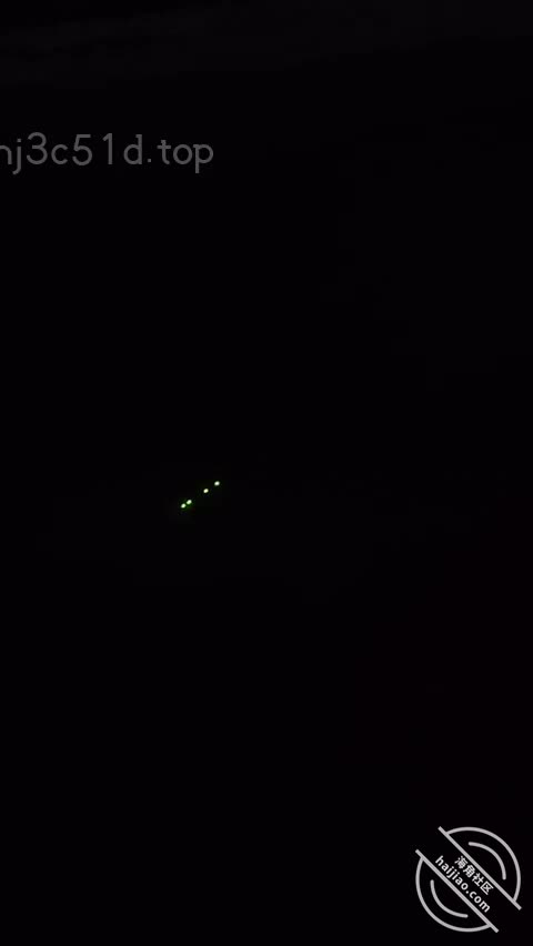 #与母缠绵 #熟女 #母子 #妈妈【海角精选】了解到海角社区还是从其他渠道，注册也几个月了，总是隔几天就看一下。就像潘多拉魔盒一样越发让人着迷。我从小就有恋母情结，但没有那么强烈也可能是有对异性的好奇原因。直到上初中的时候晚上睡不着有一个同学聊起乱伦自己姑姑的经历(不知真假)，听的非常入迷，从那之后就一直拿手机看一些乱伦文，更多是母子，