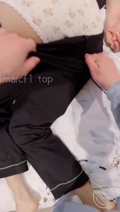 #长腿女儿丽丽 #少女 #父女【海角精选】￼￼当我真正的插进去，拥有女儿的时候，我的心真的停了，大脑里也只有“操死她”这一个想法。让女儿好好的体验一个女人的快感。