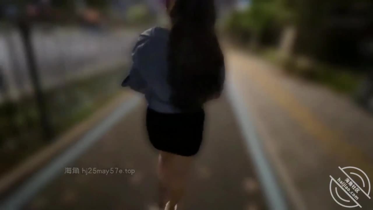 #舅妈的爱情故事 #野战 #丰乳肥臀【海角精选】￼￼刚刚洗干净的小穴淡然无味，任由我含着阴蒂那个珍珠如何调弄，舌头扫射阴道口，就是没味道，我心理有点着急，用舌头顶住阴道口，加大了挑逗的力度，随之而来的是甘泉的回馈，对咯！就是这个味！