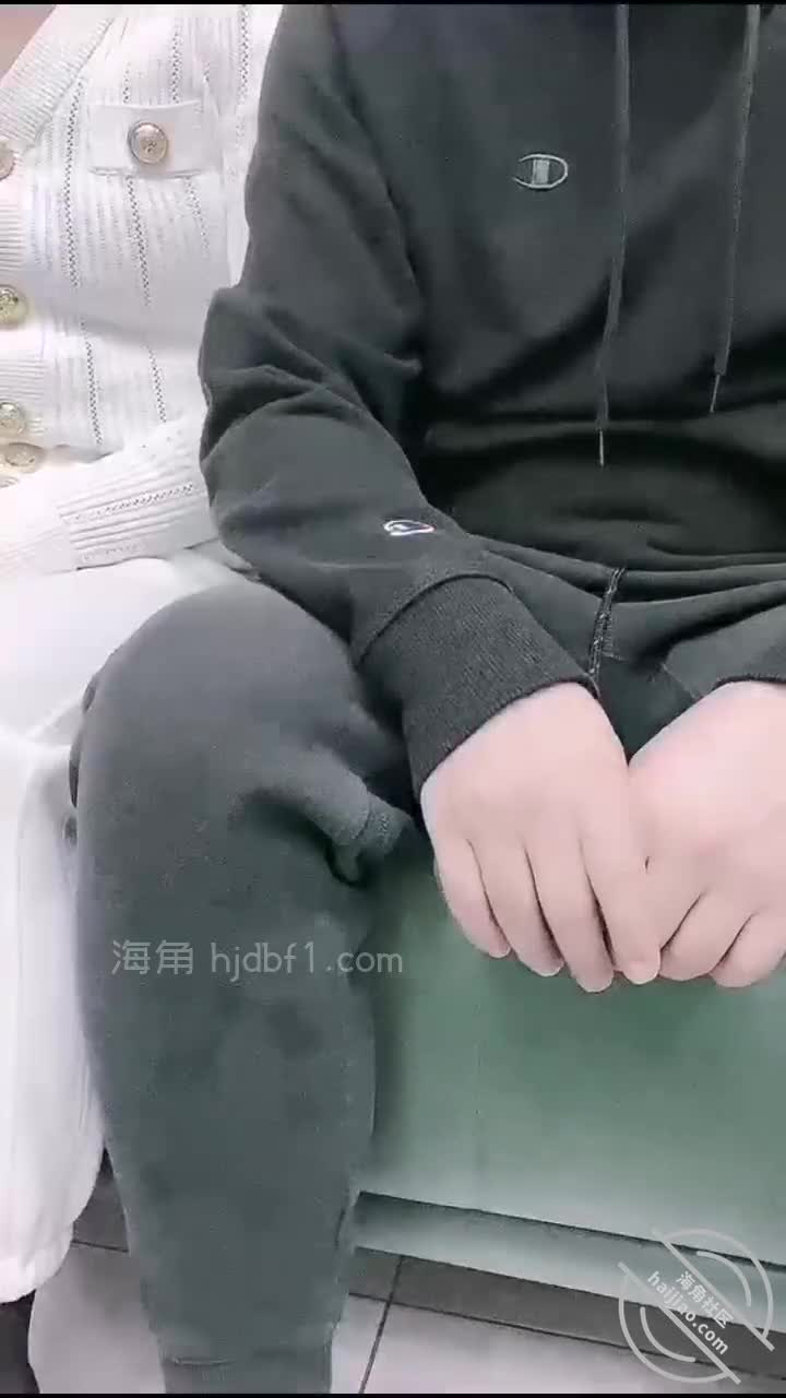 #我的妈妈是脚模 #ID19249406【海角精选】穿瑜伽裤的是小姨现在小姨还单着呢，已经39岁了，我妈今年42岁，我没接触海角的时候就想睡我的小姨，但是没机会，说实话是自己不敢，现在接触海角了，看了很多关于乱伦的帖子，对这个有了新的认识，我也知道有很多铁子是搬运的，真真假假，但是对我也有帮助，我的妈妈和小姨全是在某宝做脚模，就是给人穿袜子拍照片的工作，妈妈和小姨她俩也自己卖一些女人穿的丝袜，因为她们姐妹确实脚和腿比较优秀，视觉效果绝对棒棒哒！