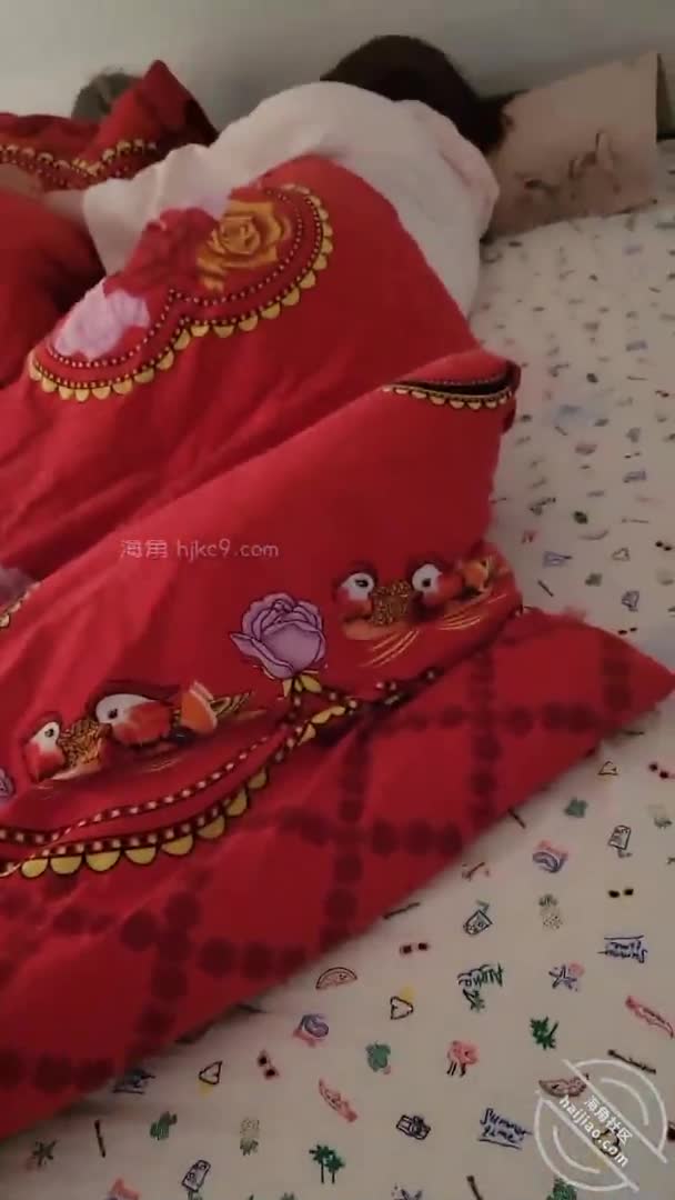 #我有一个乖女儿【海角精选】当着女儿闺蜜，内射了女儿，别说我了，后悔了看着熟睡的姑娘，我轻轻的拉开女儿的被子，还没等怎么样，女儿就醒了，女儿看看我刚要说话，就被我用手堵住了嘴，然后女儿就明白我要干甚了，然后我就抓着女儿不让发出声音，示意女儿给我口交，女儿满脸的不情愿，但是架不住我的威严。只能给我口交了，看着女儿在另一个小姑娘旁边给我口交，我的鸡巴没几下就坚挺起来。然后感觉女儿想去卫生间，我也不敢拒绝，于是就带着女儿去卫生间，可能女儿是想让我尽快结束，中间还买怨我，和我说，万一她醒了怎么办。我和女儿说没关系