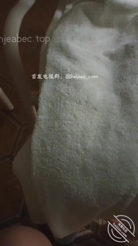 #我拿下了是拉拉的亲姐【海角精选】这次出来我将她的两根大宝贝带出来了。就是想看着姐自慰发骚，还想让她享受双洞齐活，姐洗澡出来后就想要了，这个时候我肯定不肯的，必须钓足她的胃口，我说先去洗澡了，让她换上性感的睡衣等我。然后等我洗完澡出来后，她如我所愿一个人玩着自慰大肉棒。姐姐看到我来了，就迫不及待的让我插入，我选择了慢慢来，让她继续自慰，姐你真骚居然背着我跟别的肉棒玩起来了，姐听着居然超级兴奋，下面的水更多了。看着姐姐玩不是我的肉棒我也兴奋的不行，直接将我的肉棒放进了姐姐的嘴巴里，姐姐一边吃着我的肉棒，一边