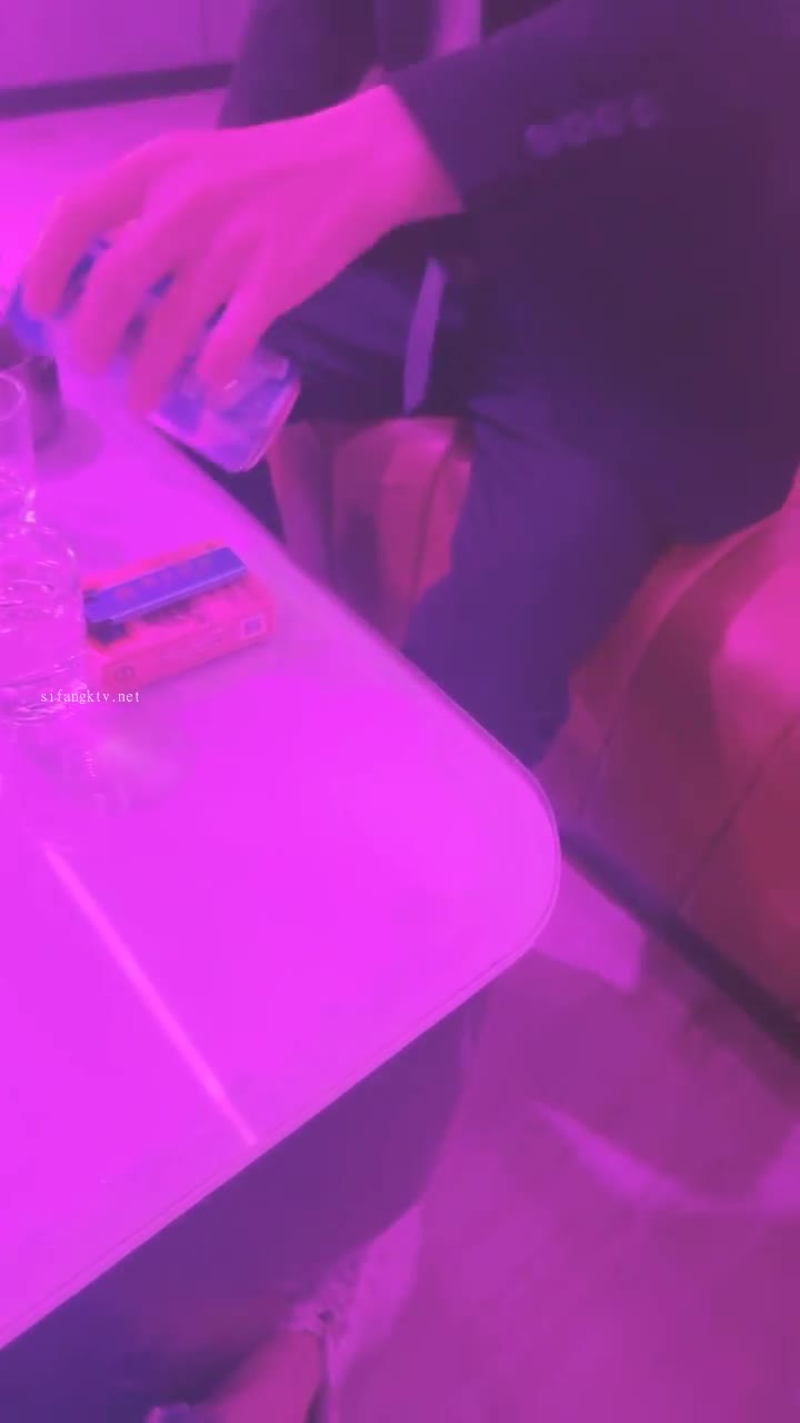 #KTV #会所深更半夜的会所，，直接包厢干00后嫩妹，拿着话筒自慰，下一个客人真倒霉
