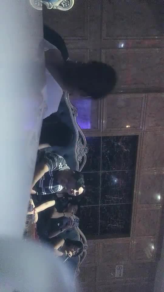 #KTV #偷拍商K包间，莺莺燕燕，美女如云，3000带出知性漂亮妹