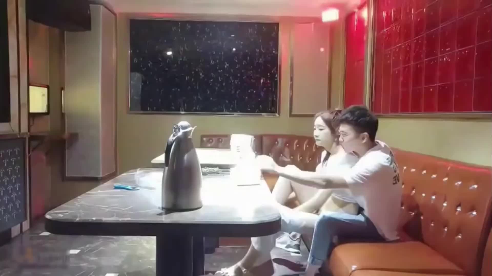 精品推荐在KTV点了个陪酒妹谈好价钱服务很到位使劲用屁股上下磨蹭JB硬的受不了直接沙发开干干完用白开水洗逼逼