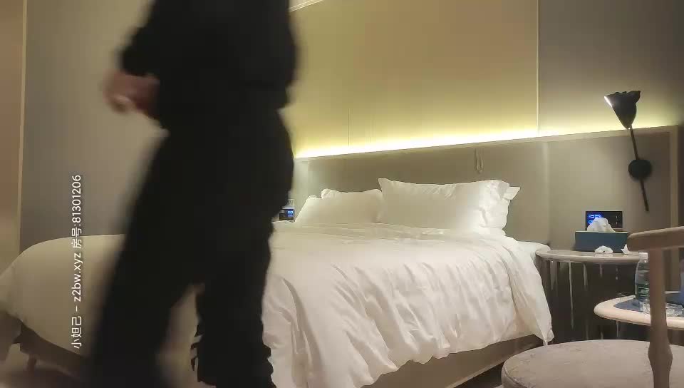 壹屌探花鸭哥上场约了个黑衣少妇啪啪，口交摸逼深喉上位骑坐抱起来猛操