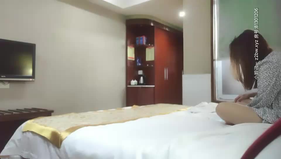 壹屌探花第二场鸭哥上场约个颜值不错少妇啪啪，近距离拍摄69姿势口交后入大力猛操