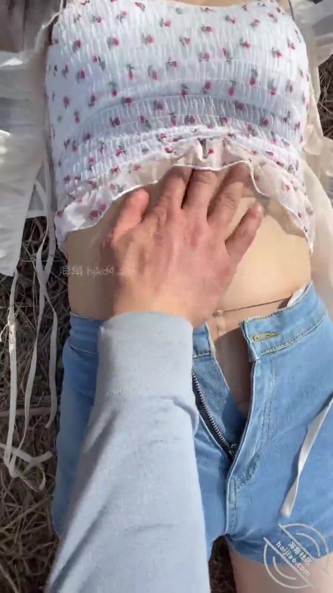 #我的母狗房东 #野山 #厕所【海角精选】今天房东来房子里打扫卫生，居然真空来的什么都没穿？卧槽奶子都看到了