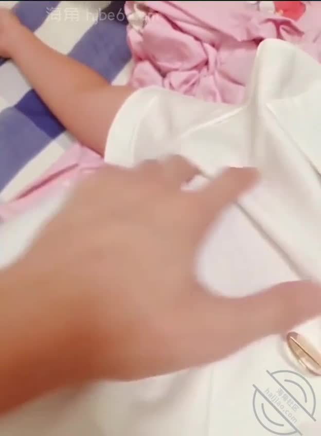 #我和秘书表姐的故事【海角精选】表姐算了一卦从老家来广东投奔我了希望有看到的朋友指点一下。如果真没有人看的话，就当是写了个小作文吧。写的都是真的，也看到很多人说剧本怎么样怎么样。但我不是。这是她洗完的内裤我从外面收进来了