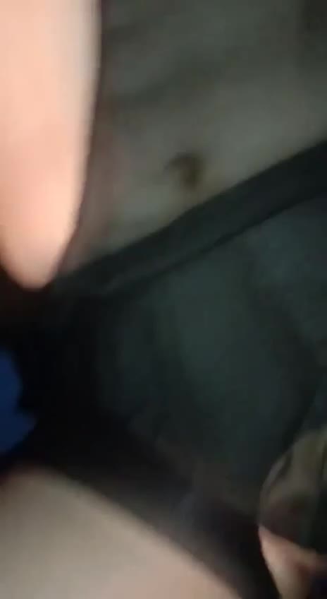 #和妈妈的乱伦日常【海角精选】【真实原创母子】和妈妈的乱伦日常终于剪好了，这次拍的比上次好多了，真是好多天没干了做了这几年，很少有和老妈分开这么久的 都有点小别胜新婚的感觉了，视频里刚插进去就感觉很烫，不是平常的热热的温暖的感觉，就已经算是烫了，估计这么长时间把妈妈也憋坏了现在不用上班了，可以给兄弟们好好更一些骚妈妈日常了，在外面是真想念妈妈的丝袜骚脚啊，打视频给妈妈能看着吃不着，心态都快崩了，终于到家了 回家的感觉是真踏马的好我憋的多惨看最后我内射妈妈的量，用纸都堵不上的往外流