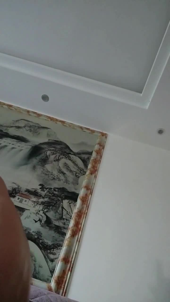 #强上职高聋耳妹【海角精选】闲来无事，又把陌陌下载回来，晚上无聊就刷一下动态，之所以如此，想必各位狼友也有相同的想法，因为高考。高考，全国人民都关注的高考在我这却是另一种解读，高教结束意味着一大批单身女孩将活跃在各大平台，这对于单身的我来说不亚于一场大型相亲活动了。乱花渐欲迷人眼在墨墨上闲逛了一周，发现大部分都是小姐的广告或者夜店酒吧订台dd，或者对生活的吐槽，来自于形形色色的人们在这里释放着压力和激情。其中，有那么一条动态多次出现在我眼前，“我是聋耳人不爱说话”