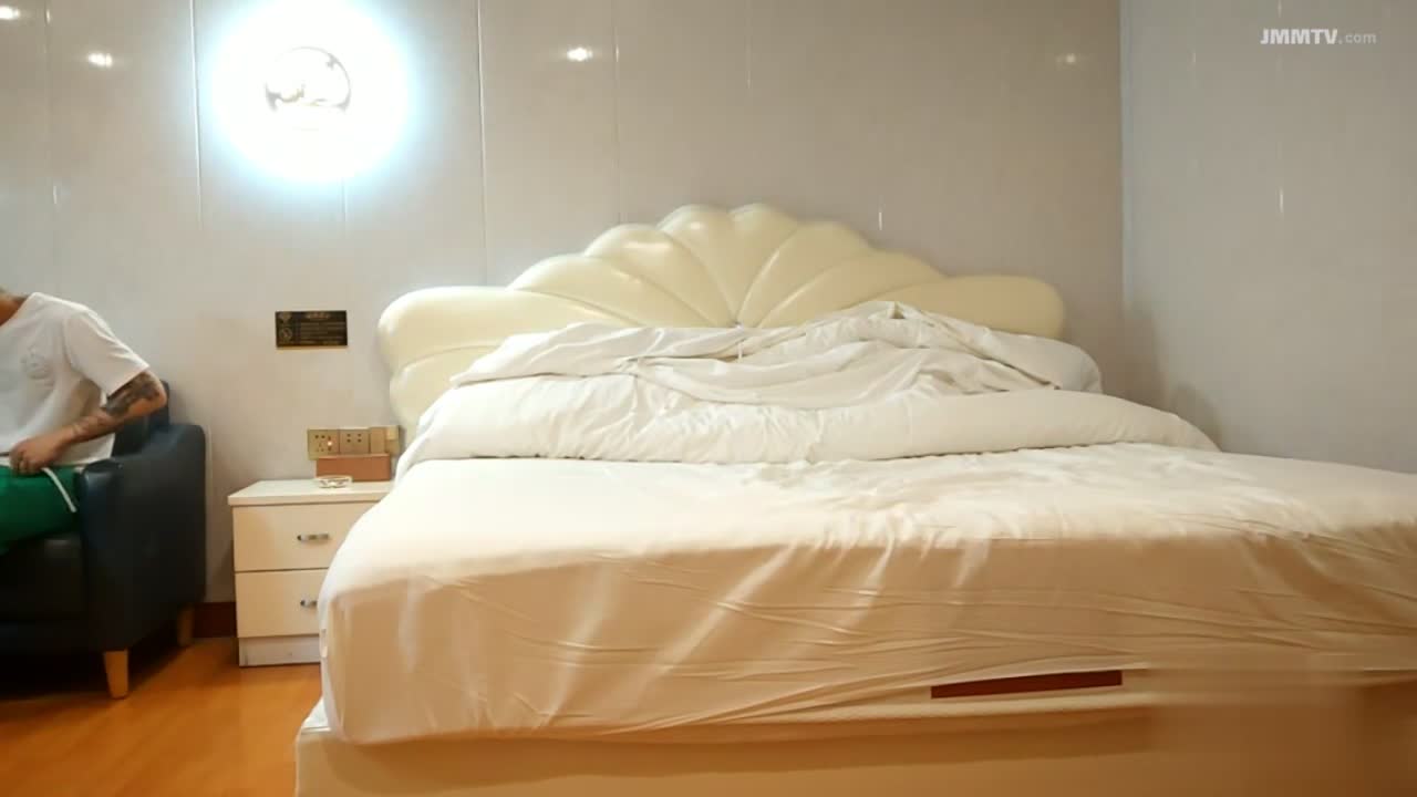 #国产 #无码 #乱伦 #抠逼 #中出 眼镜败类约操JK装良家妹妹,3P激情名场面,SM手铐小皮鞭