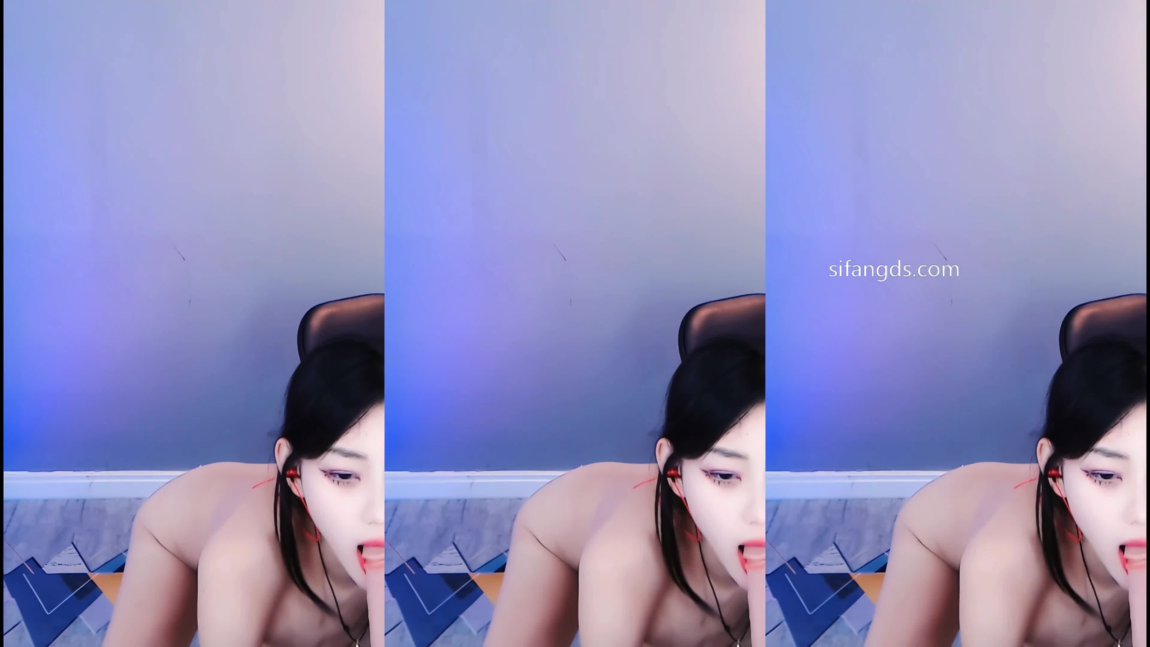 2048.hk@【网易CC】苏棠 绝版珍藏深插版自慰系列 用大阳具深插，坐着插，背着插，还有一个用手指插2