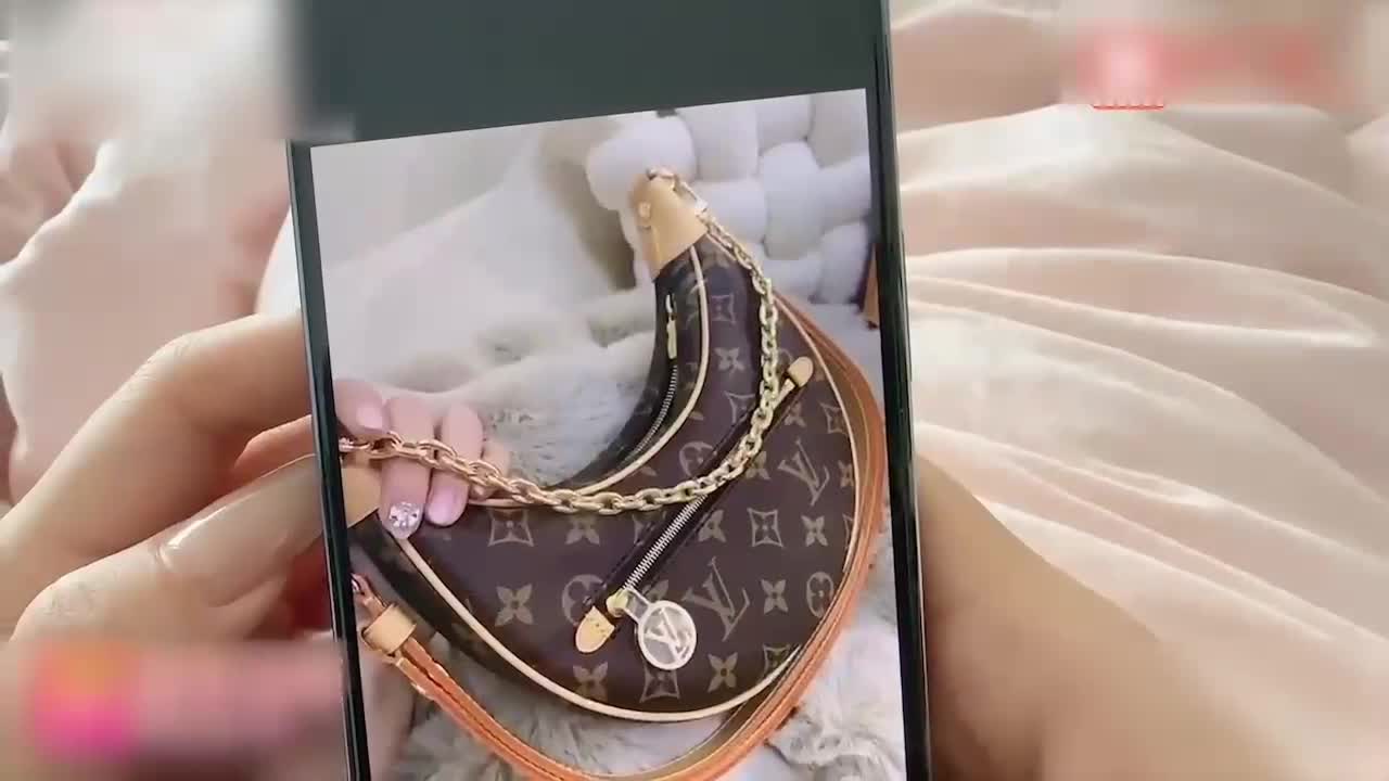 ️️糖心Vlog-女大学为买名牌包包网上找寻富二代男朋友_桐桐#糖心Vlog #桐桐 #嫩穴 #拜金女