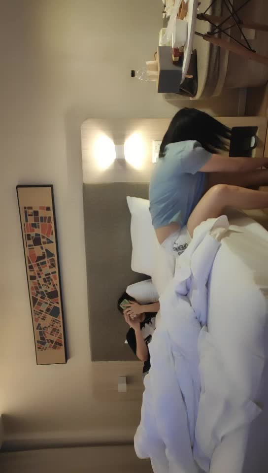 #少妇 #出轨    出轨，熟女老阿姨，大战漂亮少夫妇人妻，风骚主动，观音坐莲一脸享受陶醉其中叫声超诱人